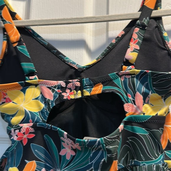 NWT! Old Navy Tropic Thunder One-Piece Swim Dress Bathing Suit XS Floral Skirt - Picture 9 of 12